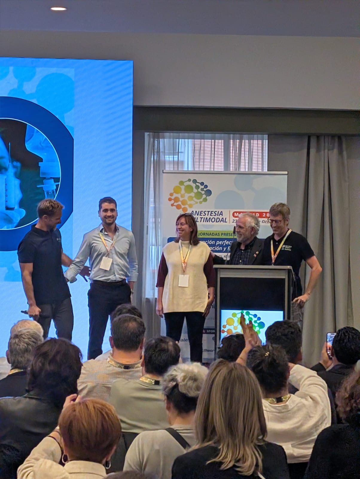 Profesores en el escenario